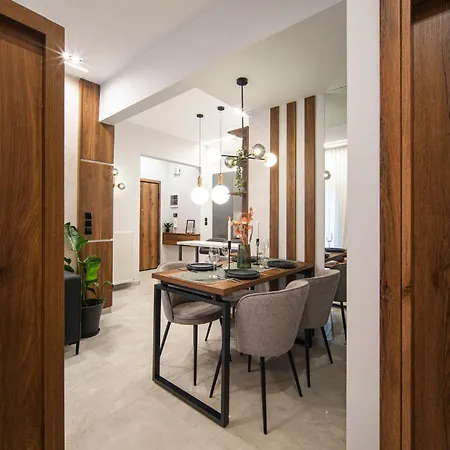 P Deluxe 8 Apartment